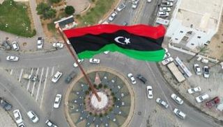 العلم الليبي يتوسط أحد ميادين البلاد - أرشيفية