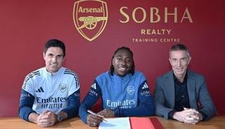 أرسنال يتعاقد مع إيبيريتشي إيزي