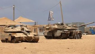 مركبات عسكرية إسرائيلية على طول الحدود مع غزة