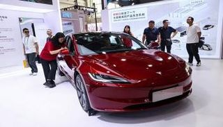 سيارة تسلا كهربائية في معرض الصين الدولي الثالث لسلسلة التوريد