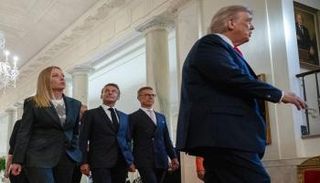 رئيسة وزراء إيطاليا ورئيسا فرنسا وفنلندا يسيرون خلف الرئيس الأمريكي