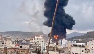 دخان يتصاعد من شركة نفط تابعة للحوثيين