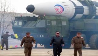 رئيس كوريا الشمالية يتوسط قائدين عسكريين- أرشيفية