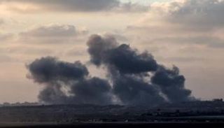 تصاعد الدخان خلال غارة إسرائيلية على غزة