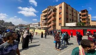 فلسطينيون يتجمعون خارج مستشفى ناصر في خان يونس جنوب قطاع غزة