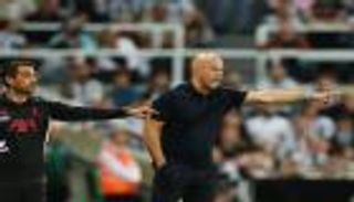 نيوكاسل ضد ليفربول.. لقطة غريبة تحرم سلوت من مشاهدة هدف فريقه (فيديو)