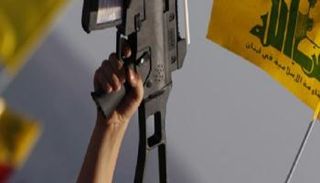 بندقية بجوار شعار حزب الله