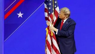 ترامب يعانق علما أمريكيا