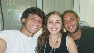 أنغام رفقة نجليها عقب العودة من رحلة العلاج