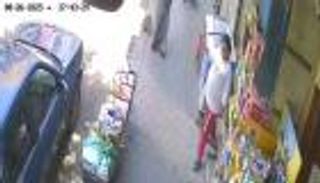 طفلة مصرية تخطف القلوب بـ«كيس شيبسي».. ماذا فعلت مع المسن؟