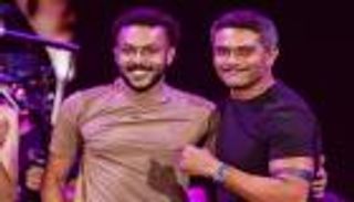 بعد تعليق والدته.. آسر ياسين يوضح سبب ظهوره بالحلق والوشم