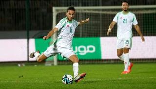 زروقي لاعب منتخب الجزائر