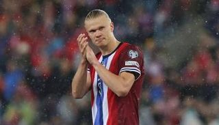 إيرلينغ هالاند بقميص منتخب النرويج