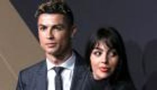 ماضٍ وحاضر ومستقبل.. قصة خاتم رومانسي قدمه رونالدو لجورجينا (صورة)