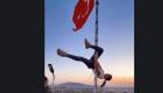 سائحة تواجه السجن في تركيا بسبب رقصة جمباز بجوار العلم الوطني