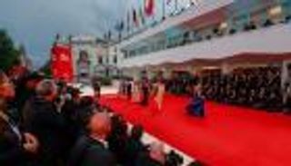 من أنجلينا جولي إلى ليدي غاغا.. كيف أثرت أزياء النجوم في مهرجان فينسيا على عالم الموضة؟