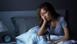 5 أخطاء قاتلة قبل النوم تحرمك من الراحة الليلية