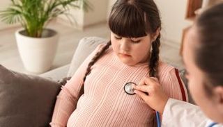 طفلة 9 سنوات تخضع لتكميم معدة،، تعبيرية 