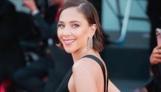 إطلالة فاطمة البنوي بالمكياج البرونزي