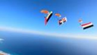 صور الشيخ زايد بن سلطان ومحمد بن زايد وأعلام الإمارات تزين ساحل مصر الشمالي (فيديو)