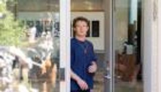 بدلا من حل أزمة البناء.. مارك زوكربيرغ يثير غضب جيرانه بتوزيع سماعات ونبيذ