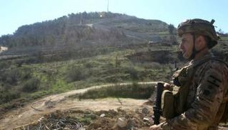 جندي لبناني يقف حارسًا في قرية العديسة الجنوبية- أرشيفية