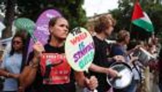 بريطانيا وإسرائيل ومعرض السلاح.. ظلال غزة «تحجب» دعوات الحضور