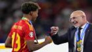 «ساحر وليس ملكاً».. مدرب إسبانيا يدافع عن لامين يامال