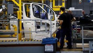 عمال في مصنع سيارات بألمانيا - رويترز