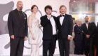 مهرجان فينيسيا.. إيما ستون وفريق «Bugonia» يتألقون على السجادة الحمراء