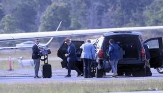 بيل كلينتون أثناء مغادرته المطار (ديلي ميل)