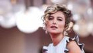 كلاسيكية وعصرية.. تسريحات النجمات في اليوم الثالث من مهرجان فينيسيا 2025