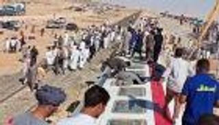 صور انقلاب قطار مطروح في مصر