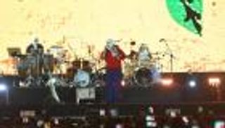 ختام مهرجان العلمين يكشف سرًا عن «تووليت».. من هو المطرب الملثم؟