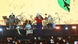 المطرب الملثم "تووليت"