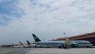 تفاصيل محاولة راكب فتح باب طائرة سعودية في لندن