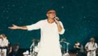 هدايا على المسرح.. عمرو دياب يفاجئ جمهوره في بيروت