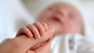 وفاة رضيع بسبب السعال الديكي 