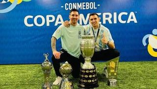 ليونيل ميسي وإيميليانو مارتينيز