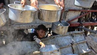 فلسطينيون يتزاحمون على وجبة طعام في غزة