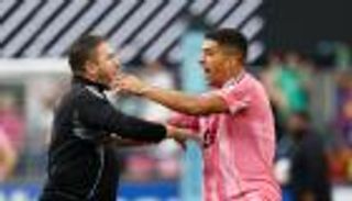 لكمة وبصق.. عقوبات قاسية تهدد سواريز وبوسكيتس (فيديو)