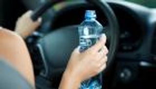 تحذير صحي: زجاجة الماء في سيارتك قد تسمم جسدك ببطء