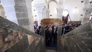رئيس الوزراء العراقي يتفقد منبر الجامع النوري
