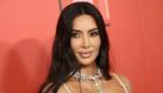 كيم كارداشيان.. أيقونة من المستقبل في أزياء «ميزون مارجييلا»