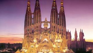 كنيسة ساغرادا فاميليا في برشلونة