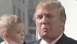 ترامب وبارون خلال لقطة من الفيديو