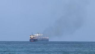 دخان يتصاعد من سفينة تجارية - أرشيفية