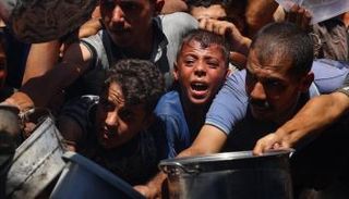 أطفال ينتظرون دورهم للحصول على وجبة من مطعم خيري بغزة