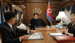 الرئيس الكوري الشمالي يجتمع مع مساعديه في قطاره الخاص