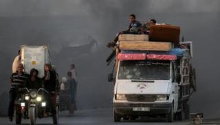 فلسطينيون فارون من القصف الإسرائيلي على مدينة غزة